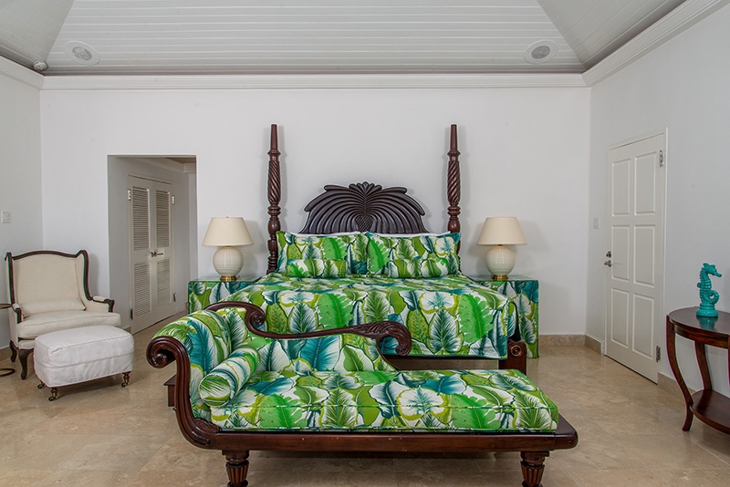 Villa Amana room with double bed and chaise lounge
