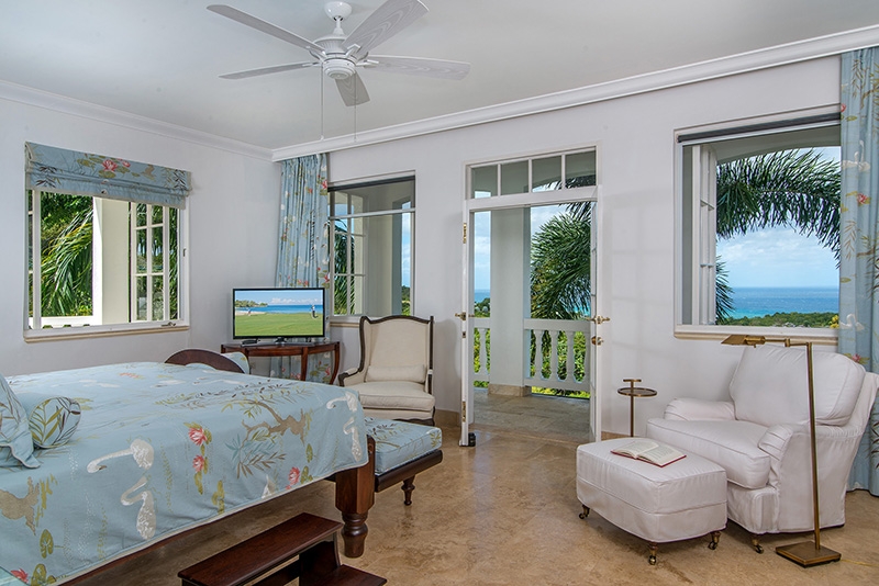 Villa Amana bedroom with chairs and television