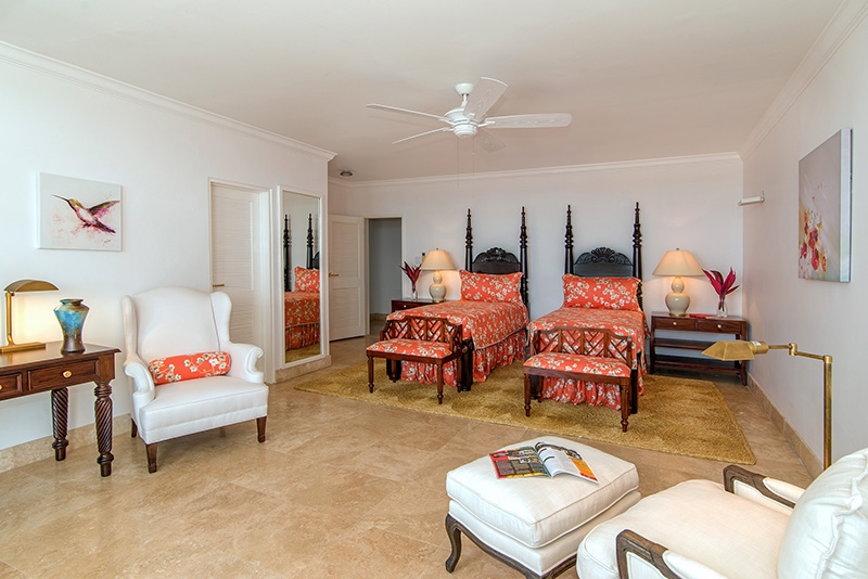 Villa Amana room with two beds and red sheets
