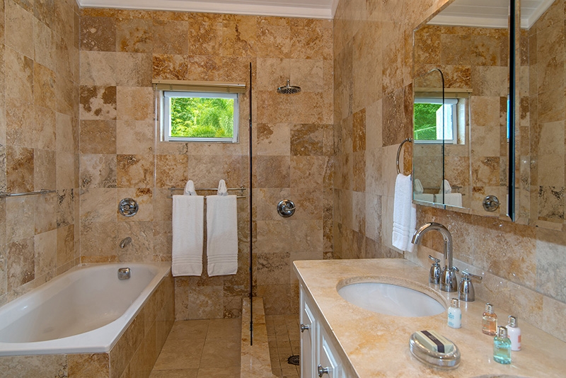 Villa Amana bathroom with bath and wash basin