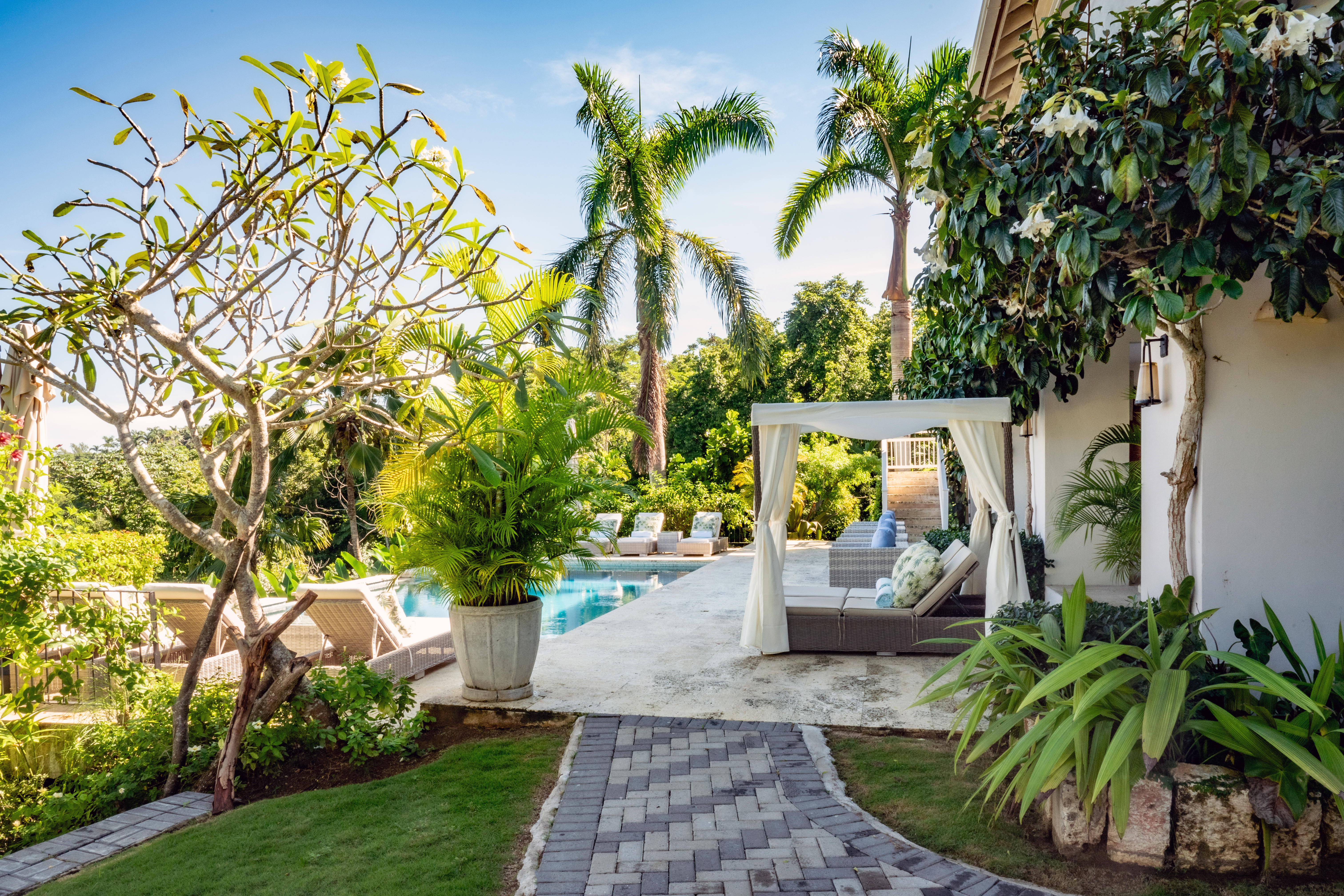 Hanover Windward Gardens pool area