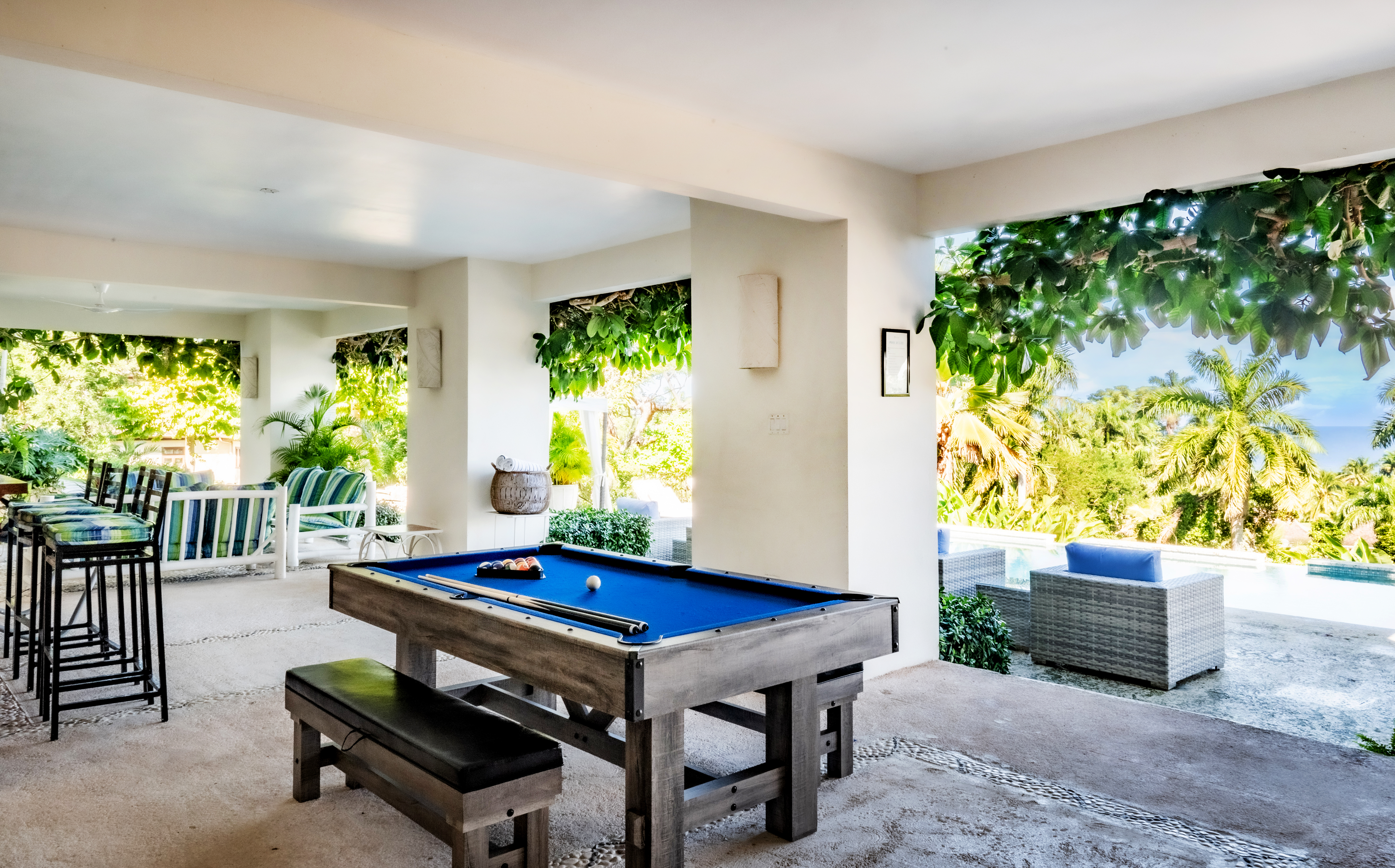 Hanover Windward Gardens villa pool table