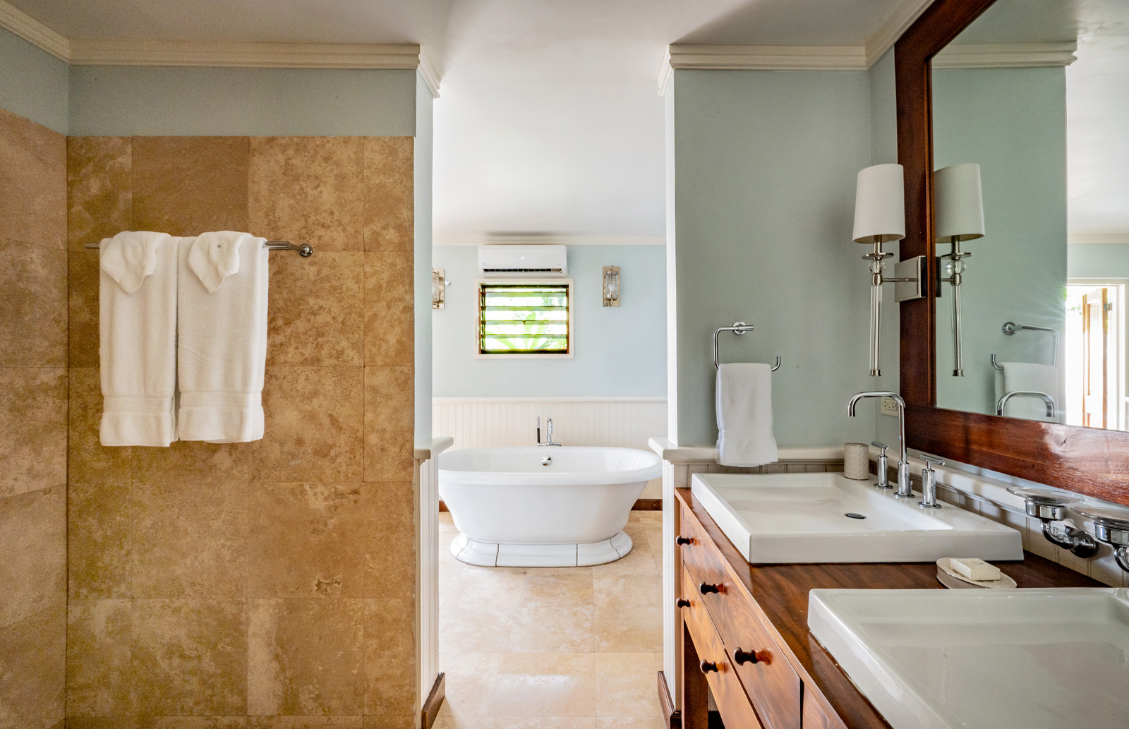 Casuarina villa bathroom, bath and sinks