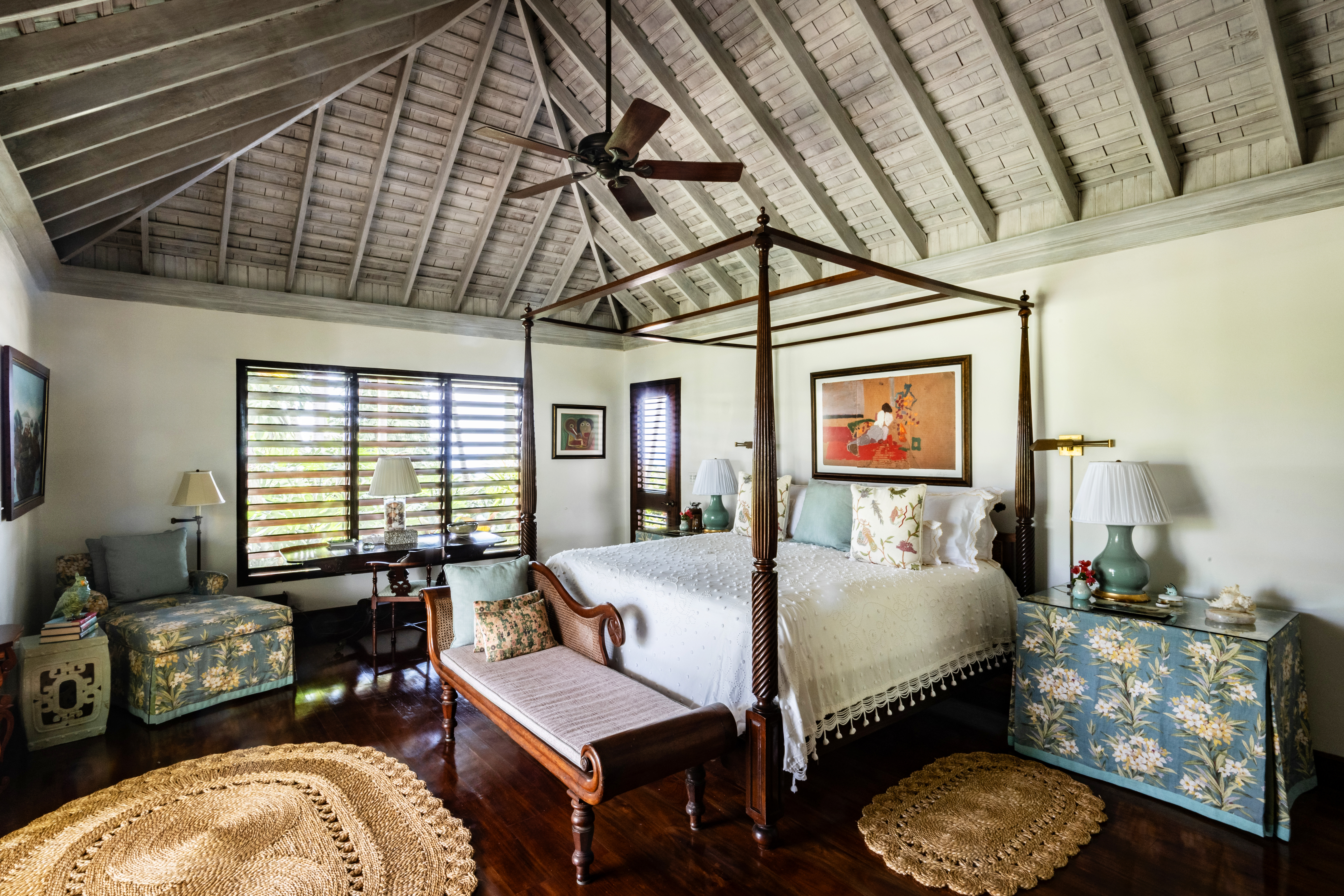Point of View villa four-poster bed and foot stool