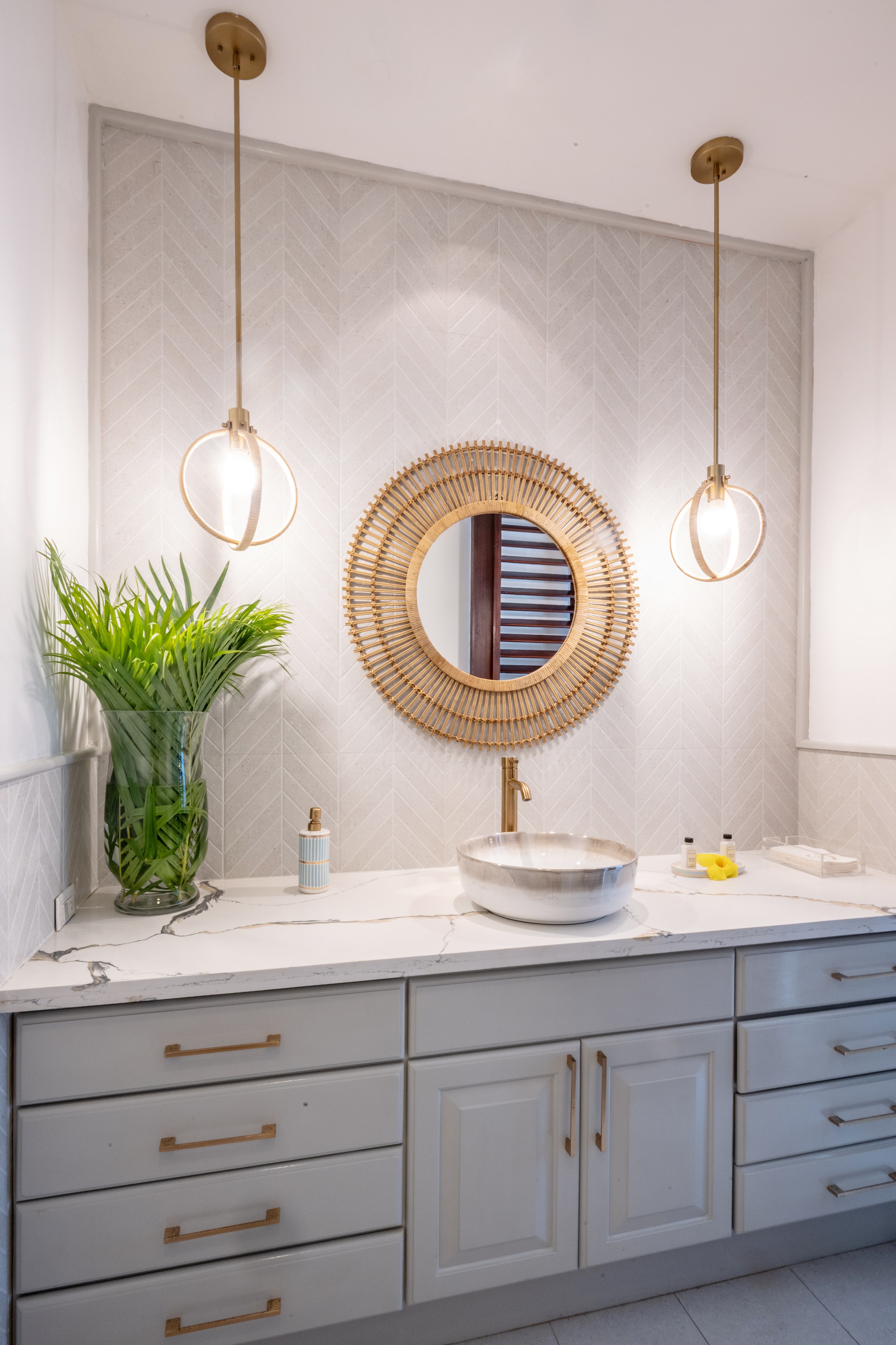 Trinity Villa wash basin, mirror and drawers