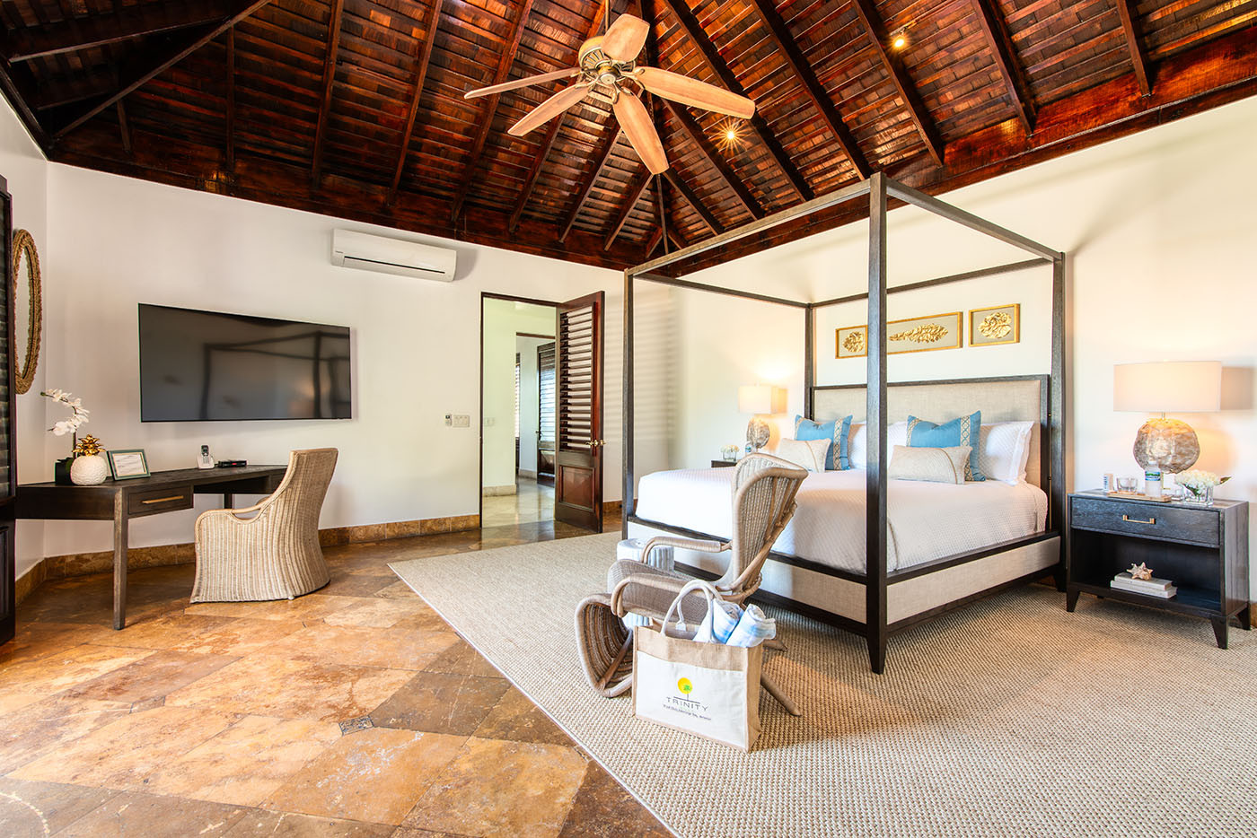Trinity Villa four-poster bed, two chairs and a desk