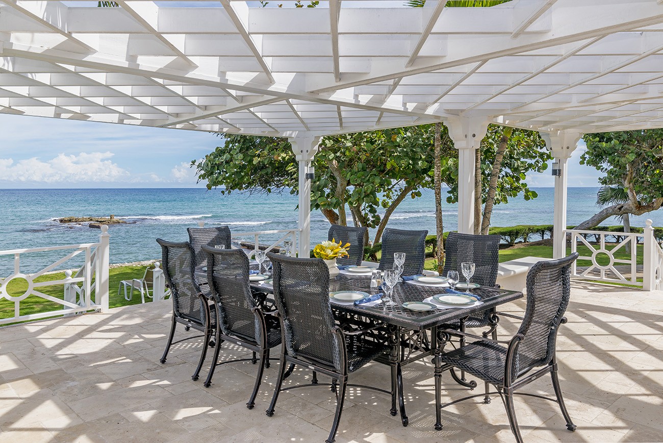 Seaspray villa outdoor dining area next to the Caribbean Sea
