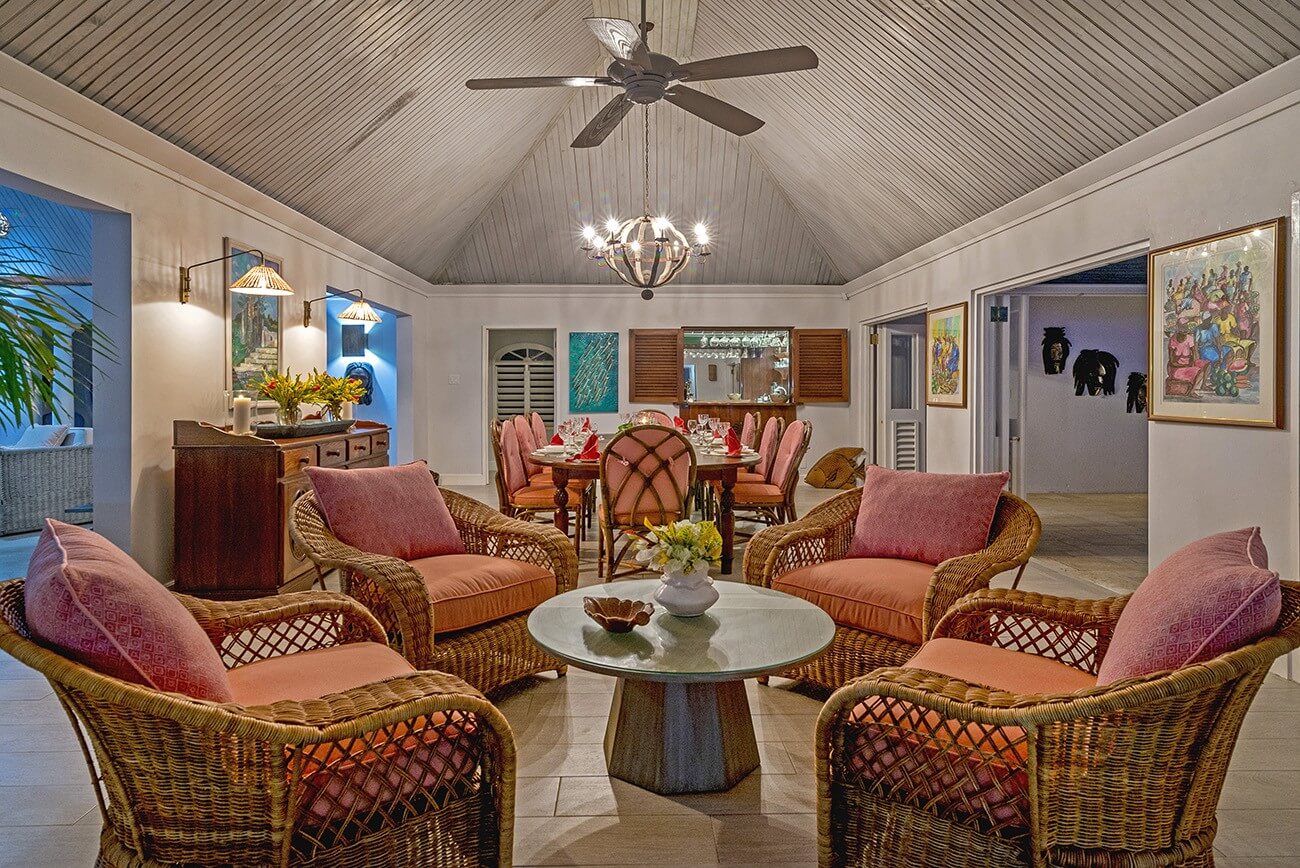 Seaspray villa chairs around a table